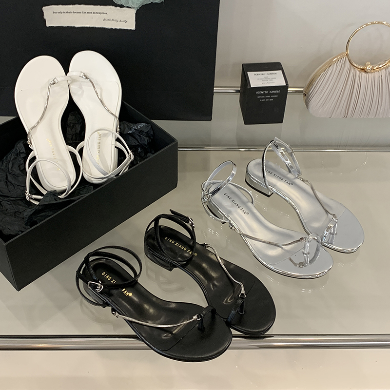 2025 Comfortable Flat Heel Toe Loop Sandals Chain Decor Round Toe Open Toe Women Summer Cool One Strap Sandals